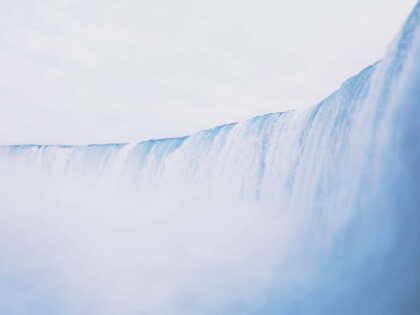 Im Fass auf die Niagara-Fälle zu