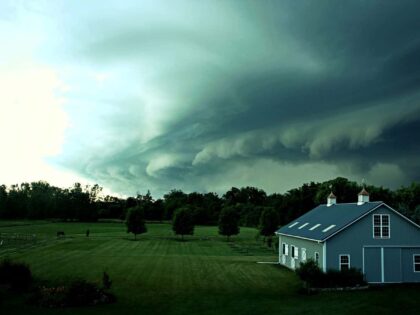 Den Rasen mähen mit dem Tornado am Horizont