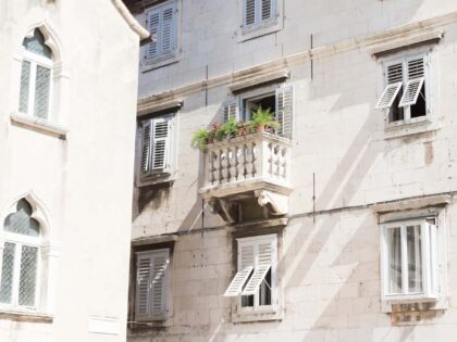 Lasst die Reling los, gebt den Balkon verloren!